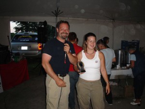 Jean Duclos, organisateur du rallye et une gagnante, Véronique Leduc